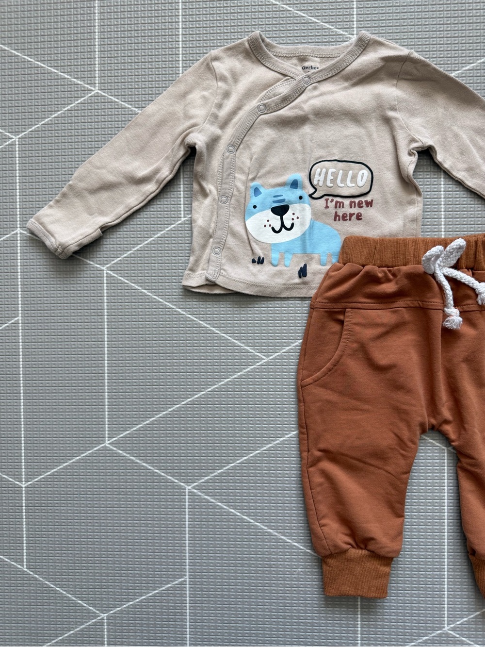 Gerber|Baby boy set,Beige & Blue Puppy Wrap Top with Rust Jogger Pants•••3-6M